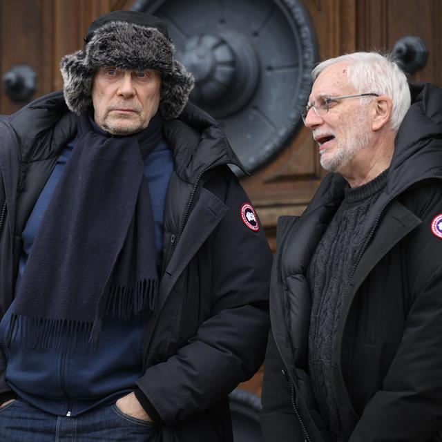 L'essayiste franco-suisse d'extrême droite Alain Soral, à gauche, et son avocat Pascal Junod, à droite, devant le Palais de justice de Montbenon. [Keystone - Laurent Gillieron]