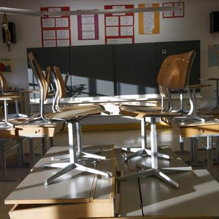 Une classe vide dans l'école de Sécheron (Genève). [Keystone - Salvatore Di Nolfi]