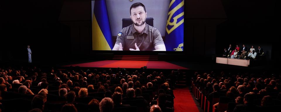 Le Festival de Cannes a été ouvert mardi soir par le président ukrainien Volodymyr Zelensky. [Keystone/EPA - Clemens Bilan]