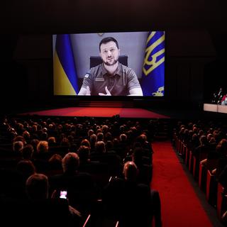Le Festival de Cannes a été ouvert mardi soir par le président ukrainien Volodymyr Zelensky. [Keystone/EPA - Clemens Bilan]