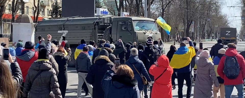 Les habitants de Kherson manifestent le 20 mars 2022. [Reuters]