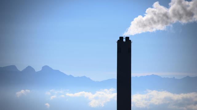 La cheminee de l'usine Pierre-de-plan, chauffage a distance pour la ville de Lausanne, 11 octobre 2021 [KEYSTONE - Laurent Gillieron]