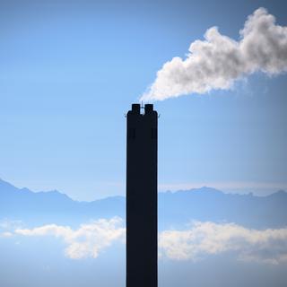 La cheminee de l'usine Pierre-de-plan, chauffage a distance pour la ville de Lausanne, 11 octobre 2021 [KEYSTONE - Laurent Gillieron]