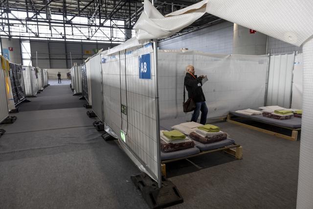 Le centre d'hébergement d'urgence, dans la Halle 7 de Palexpo, atteint son maximum de capacités. [Keystone - Salvatore Di Nolfi]