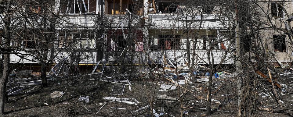 Un immeuble touché par des bombardements à Kiev. [Keystone - Miguel A. Lopes/EPA]