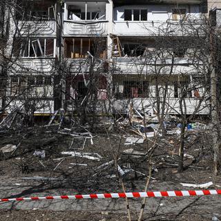 Un immeuble touché par des bombardements à Kiev. [Keystone - Miguel A. Lopes/EPA]