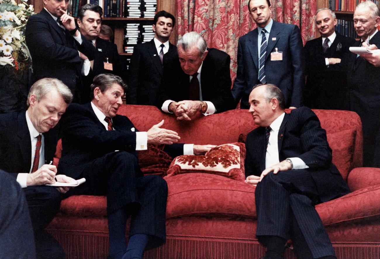 L'ancien dirigeant d'URSS avait notamment rencontré le président américain Ronald Reagan à Genève en 1985, dans une ambiance plus décontractée qu'aujourd'hui. [Keystone - Mary Ann Fackelman]