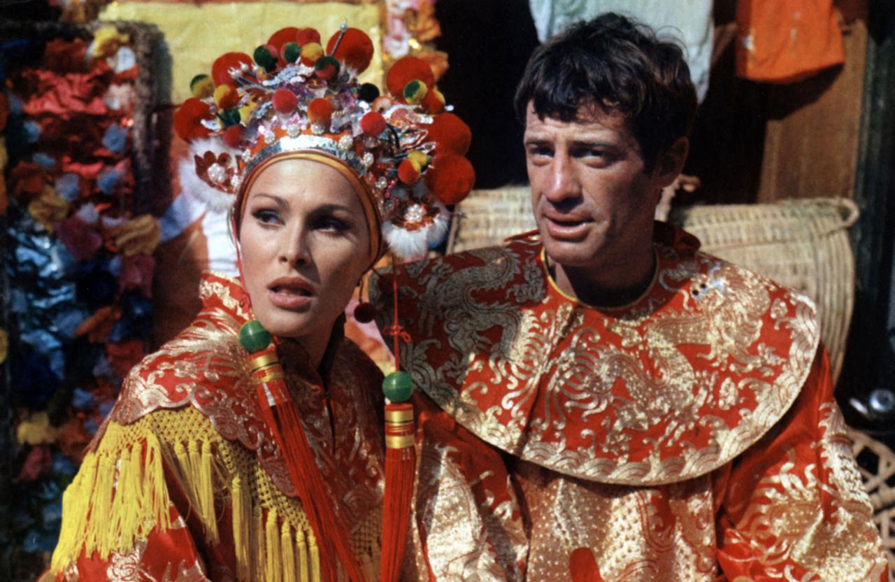 Jean-Paul Belmondo et Ursula Andress dans "Les tribulations d'un Chinois en Chine" de Philippe de Broca. Le film sort en 1965. [Les Films Ariane / Les Productio / Collection ChristopheL via AFP]