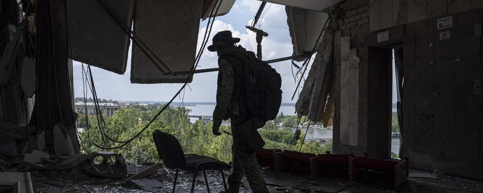 La contre-offensive ukrainienne a commencé sur le front sud du pays il y a une semaine. [Keystone - AP Photo/Evgeniy Maloletka]