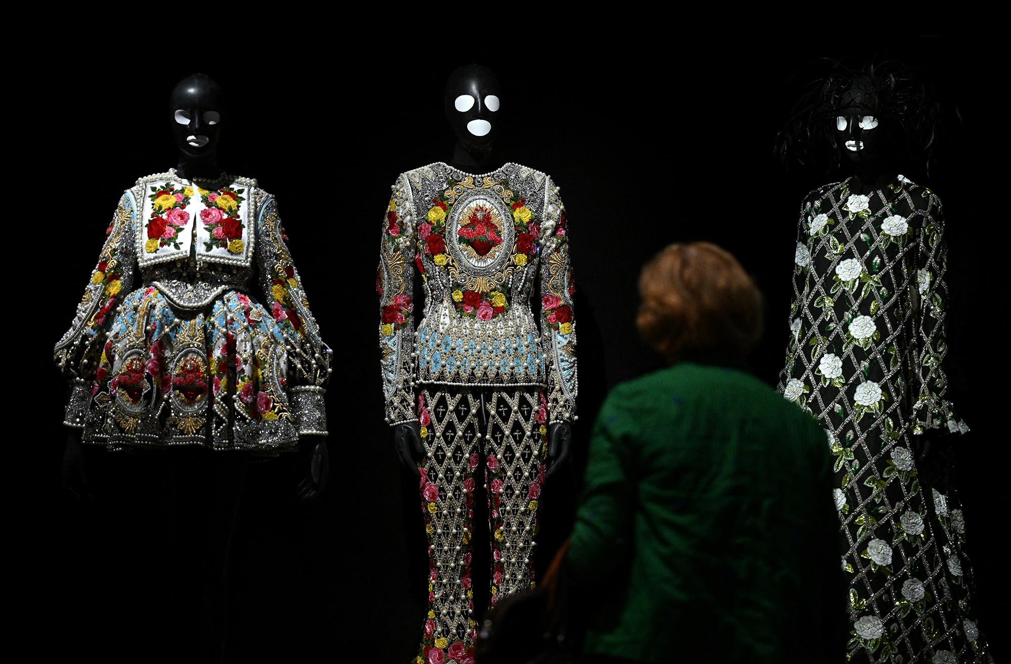 Des créations inspirées par Frida Kahlo à voir lors de l'exposition "Frida Kahlo, au-delà des apparences" à Paris. [AFP - Emmanuel DUNAND]