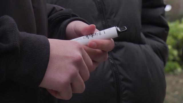 Les cigarettes électroniques font fureur chez les jeunes. [RTS]