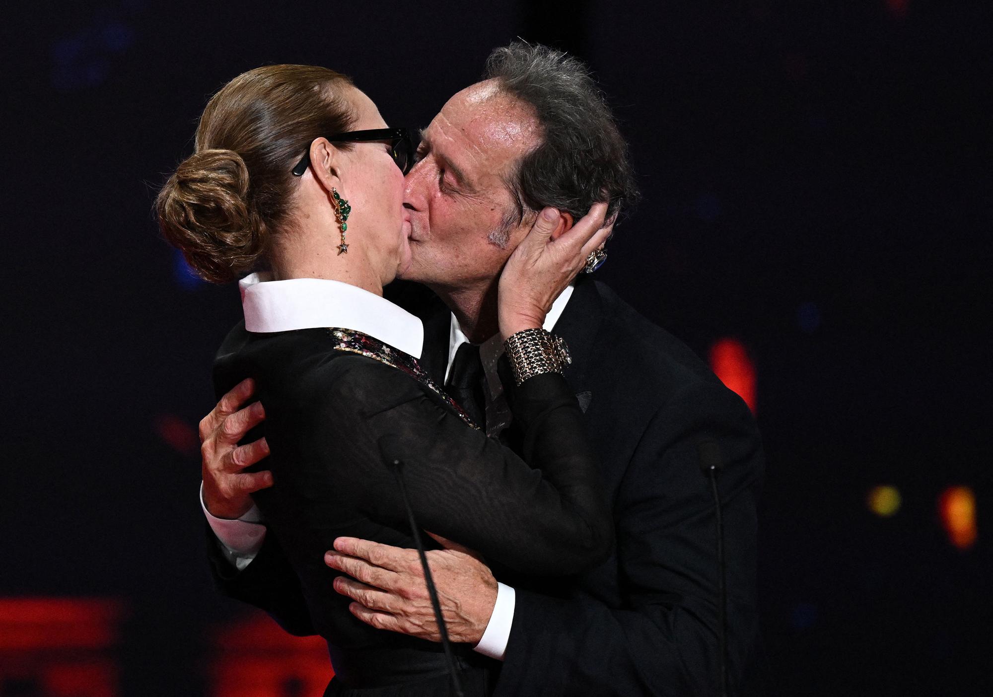 Le baiser entre Carole Bouquet et Vincent Lindon lors de la cérémonie de clôture du Festival de Cannes. [AFP - Christophe Simon]