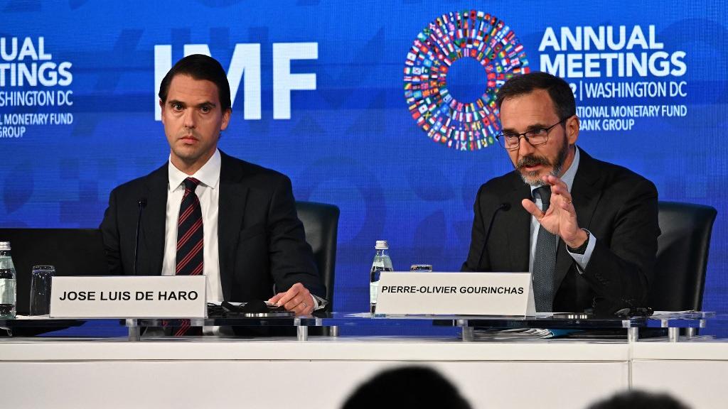 L'économiste en chef Pierre-Olivier Gourinchas et le porte-parole de la Banque mondiale Jose Luis De Haro annoncent des perspectives économiques peu optimistes pour 2023. [AFP - JIM WATSON]