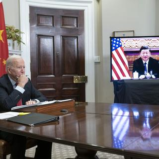 Le président américain Joe Biden et le président chinois Xi Jinping lors d'une discussion en novembre 2021. [Keystone - Sarah Silbiger]