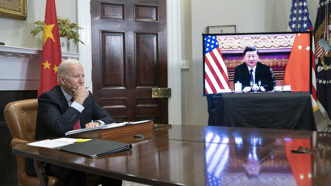 Le président américain Joe Biden et le président chinois Xi Jinping lors d'une discussion en novembre 2021. [Keystone - Sarah Silbiger]