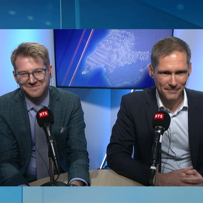 Débat entre Pierre Alain Schnegg, conseiller d'Etat bernois en charge de la Santé, Baptiste Hurni, président de la section romande de la Fédération Suisse des patients et conseiller national socialiste, et Christophe Kaempf, responsable des relations publiques chez Santésuisse, une des faitières des assurances en Suisse. [RTS - RTS]