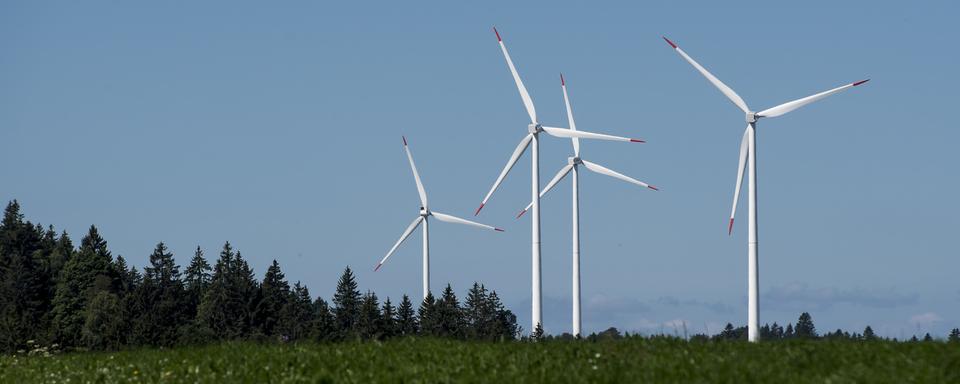 Le Conseil fédéral veut simplifier l'approbation des nouvelles éoliennes. [Keystone - Jean-Christophe Bott]