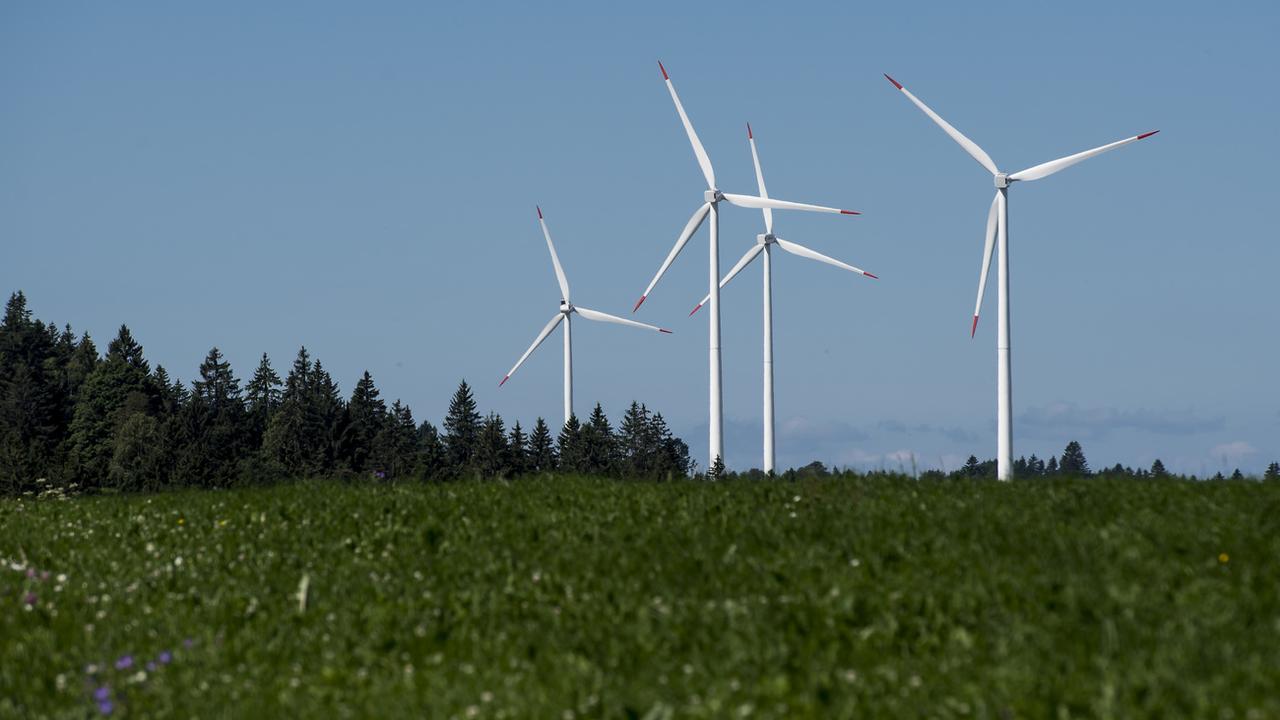 Le Conseil fédéral veut simplifier l'approbation des nouvelles éoliennes. [Keystone - Jean-Christophe Bott]