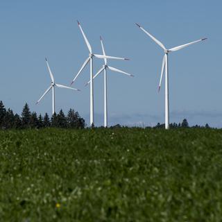 Le Conseil fédéral veut simplifier l'approbation des nouvelles éoliennes. [Keystone - Jean-Christophe Bott]