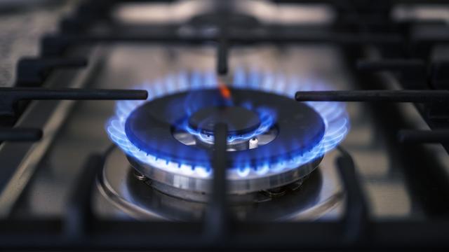 Les Etats de l'UE se sont accordés mardi pour réduire leur consommation de gaz d'au moins 15%. Si la décision européenne n'engage pas directement la Suisse, elle risque bien de la touchée quand même. La Confédération réfléchit donc à de nouvelles mesures d'économies. [KEYSTONE - CHRISTIAN BEUTLER]