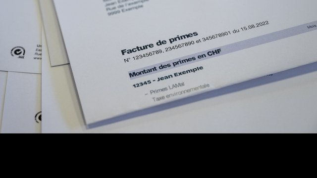 La presse suisse a réagit de façon amère suite à l'annonce des primes maladie 2023. Image d'illustration. [Keystone - Jean-Christophe Bott]