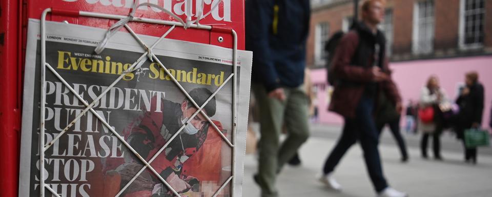 Une manchette d'un journal évoquant la guerre en Ukraine dans une rue de Londres. [Keystone - EPA/Neil Hall]