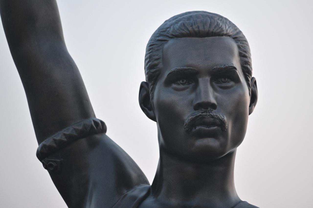 La deuxième statue officielle de Freddie Mercury au monde a été installée en bord de mer dans l'île de Jeju, en Corée du Sud. [AFP - ANTHONY WALLACE]