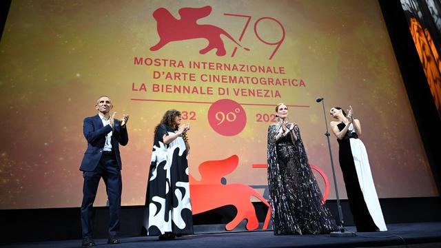 L'actrice Julianne Moore (centre droit) préside le jury de cette 79e édition de la Mostra. [AFP - Marco Bertorello]