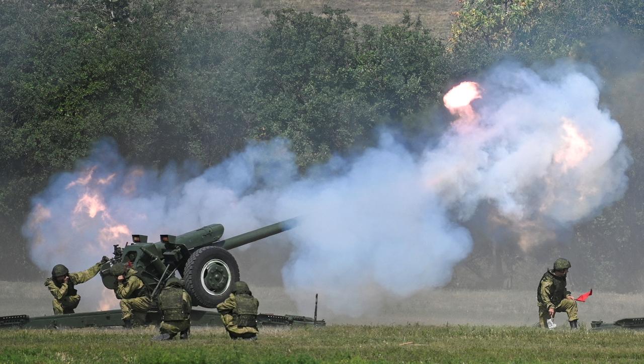 La formation des spécialistes, par exemple dans l'artillerie, ne se fait pas en un claquement de doigts. Image d'illustration d'un canon russe lors d'une exposition dans la région de Rostov, en août 2022. [REUTERS - Sergey Pivovarov]