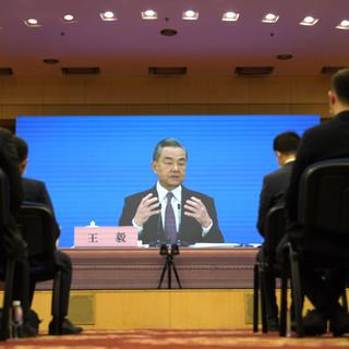 Le ministre chinois des Affaires étrangères, Wang Yi, s'exprime lors d'une conférence de presse vidéo à distance tenue en marge de la réunion annuelle de l'Assemblée populaire nationale (APN) de Chine, à Beijing, lundi 7 mars 2022. [AP Photo/KEYSTONE - Sam McNeil]