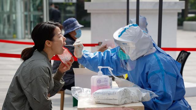 Face à la résurgence du Covid-19 à Pékin, de nouveaux tests seront obligatoires. [Keystone - Mark R.Cristino]