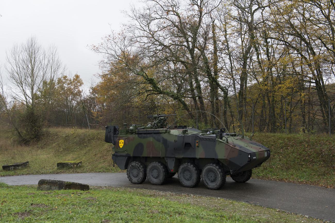 Un blindé de transport de troupes Piranha IIIC de l'armée suisse [KEYSTONE - Anthony Anex]