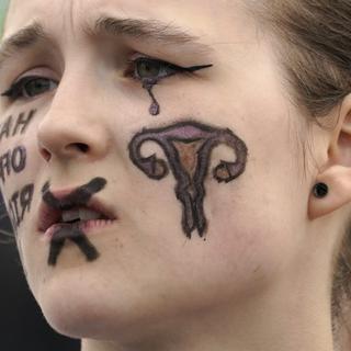 Une jeune militante pour le droit à l'avortement, lors d'un rassemblement à Seattle [KEYSTONE]