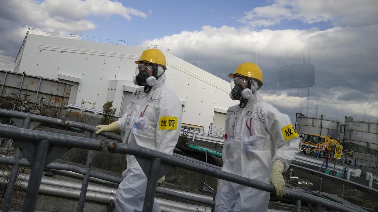 Travailleurs sur le site de la centrale de Fukushima Daiichi en novembre 2021. [Pool/EPA/Keystone - Kimimasa Mayama]