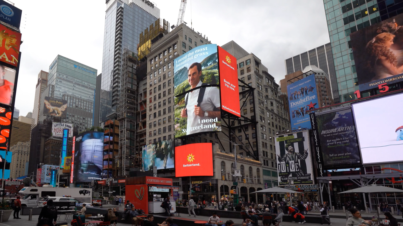 La publicité de Suisse Tourisme avec Roger Federer affichée à Times Square à New York. [SUISSE TOURISME]