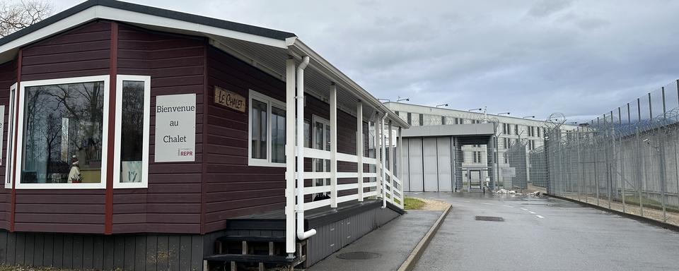 Les "parloirs de Noël" ont lieu dans un endroit à part à Champ-Dollon (GE). [RTS - Charlotte Frossard]