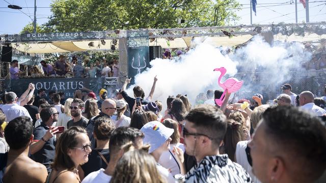 Des gens dansant dans les rues lors de la 29e Street Parade à Zürich, 13 août 2022. [Keystone - Ennio Leanza]