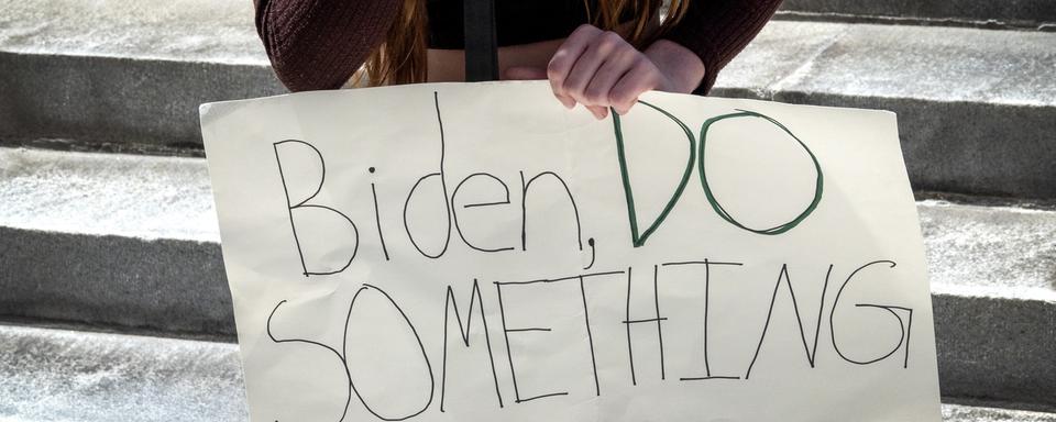 Une manifestante pour le droit à l'avortement tient un panneau disant "(Joe) Biden, fais quelque chose". [EPA/Keystone - Cristobal Herrera-Ulashkevich]