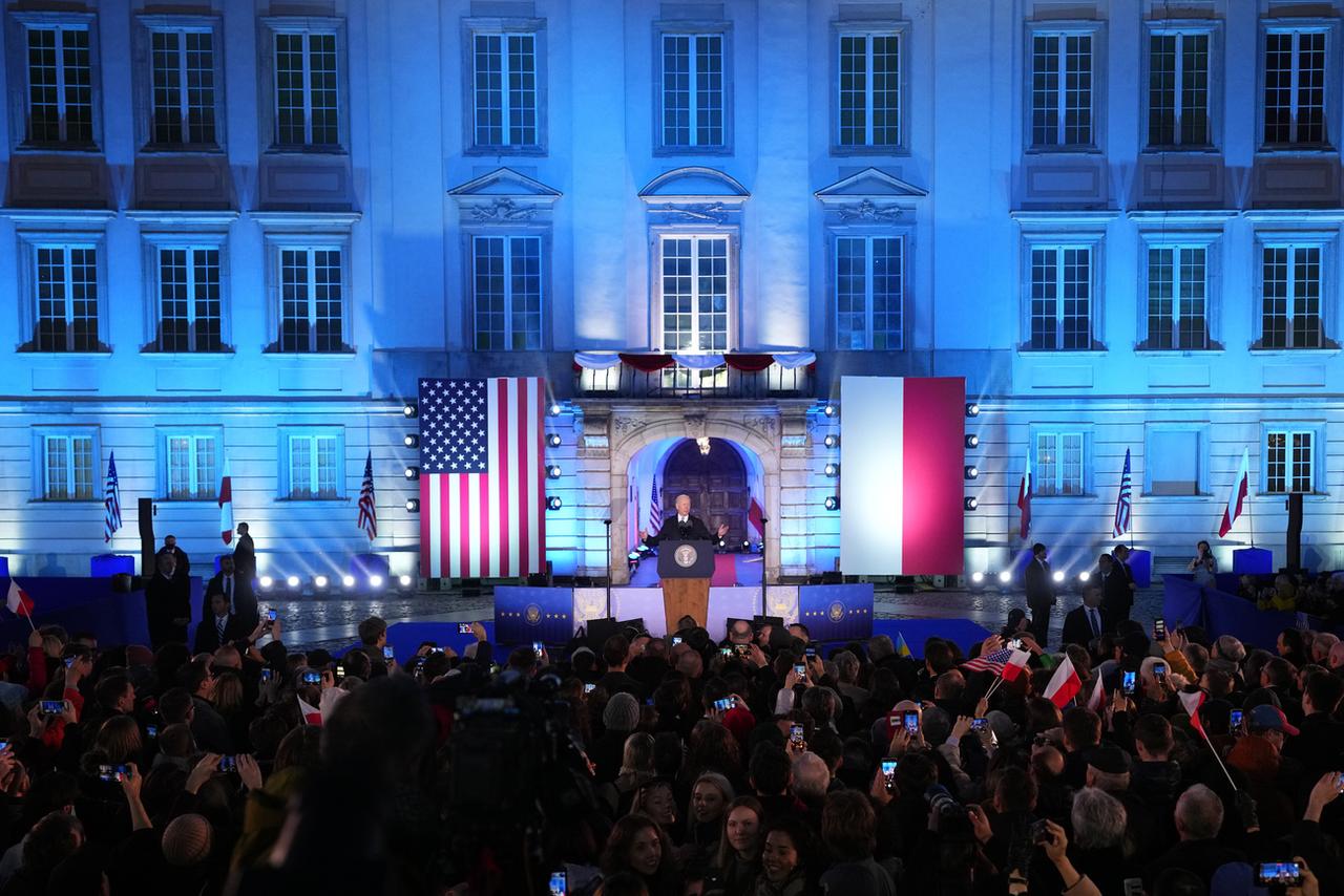 Joe Biden devant le château royal de Varsovie. [Keystone - AP Photo/Petr David Josek]