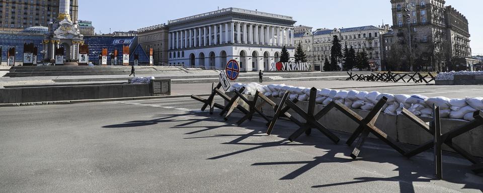 Des barricades sur la place Maïdan de Kiev le 10 mars 2022. [EPA/Keystone - Miguel Lopes]