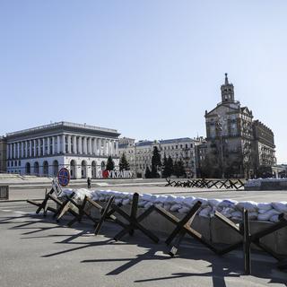 Des barricades sur la place Maïdan de Kiev le 10 mars 2022. [EPA/Keystone - Miguel Lopes]