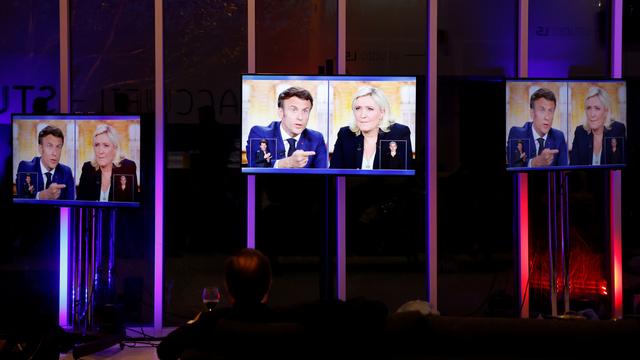 Marine Le Pen a joué la carte de la prudence et Emmanuel Macron celle de la confiance lors du débat de l'entre-deux tours. [KEYSTONE - LUDOVIC MARIN]