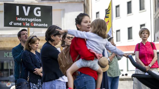 Des personnes manifestent lors d'un rassemblement anti-avortement, samedi 2 juillet 2022 à Genève. [KEYSTONE - Martial Trezzini]