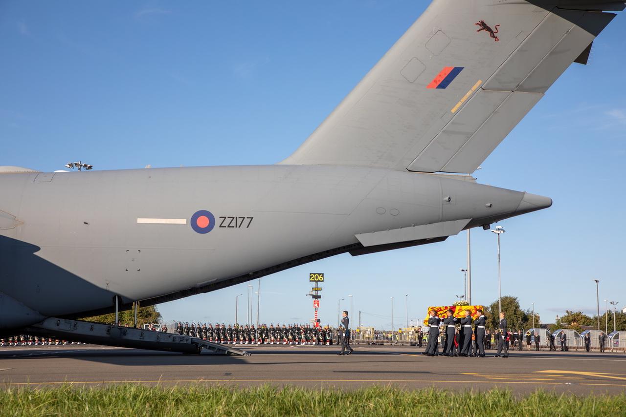 Le cercueil de la reine Elizabeth II a été transporté d'Edimbourg à Londres dans un C-17 de la Royal Air Force. [Keystone - Ciaran McFalls]