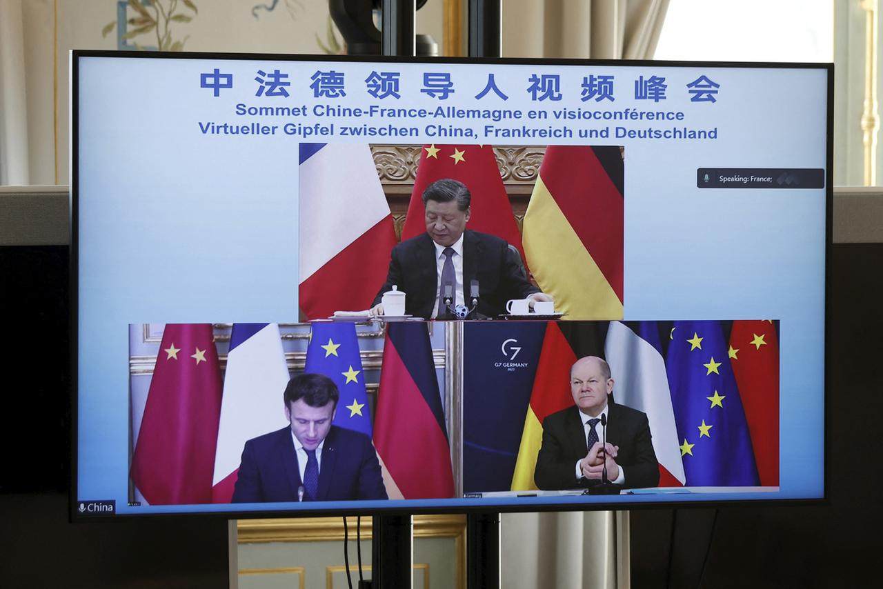 Le président chinois Xi Jinping s'est entretenu avec les dirigeants français Emmanuel Macron et allemand Olaf Scholz, le 8 mars 2022. [KEYSTONE - BENOIT TESSIER]