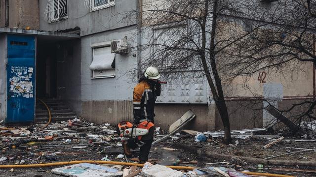 Un pompier près d'un immeuble endommagé à Kharkiv. [AFP - Diego Herrera Carcedo/Anadolu Agency]