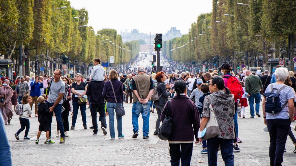 La journée sans voitures à Paris, en 2021, sur l'axe des Champs-Elysées. [AFP - Solene Artaud / Hans Lucas]