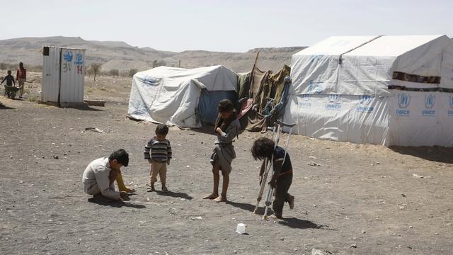 Des enfants dans un camp de réfugiés au Yémen. [Keystone - EPA/Yahya Arhab]