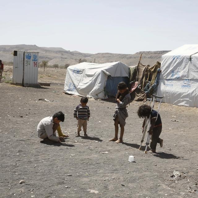 Des enfants dans un camp de réfugiés au Yémen. [Keystone - EPA/Yahya Arhab]