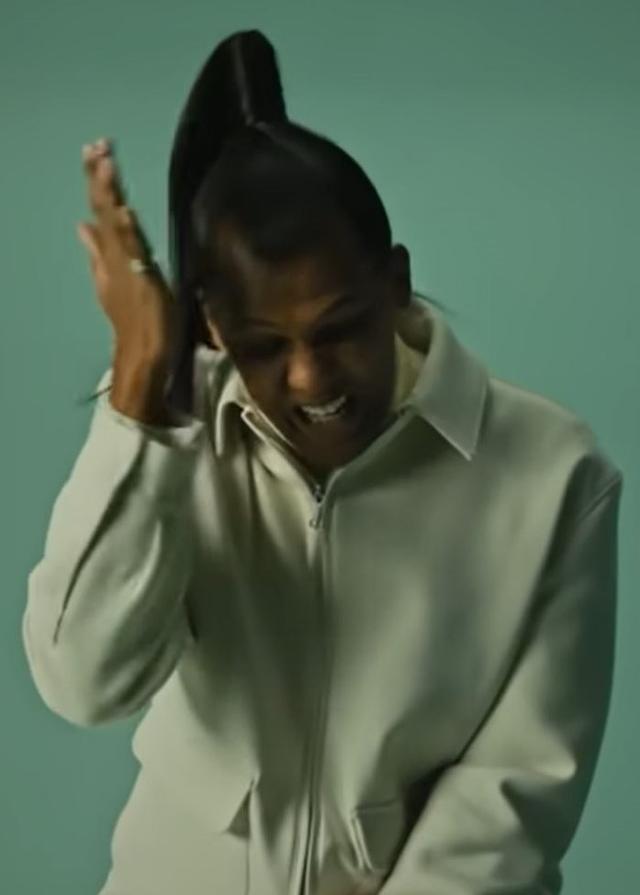 "On croit parfois que c’est la seule manière de les faire taire / Ces pensées qui me font vivre un enfer..." [Stromae/Vevo/YouTube - Capture d'écran]